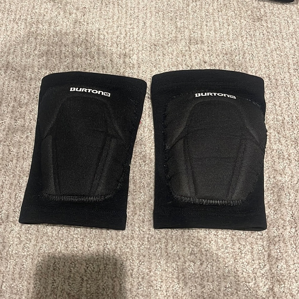 Burton Basic Knee Pads Size Small (Unisex) For Snowboarding / Skiing